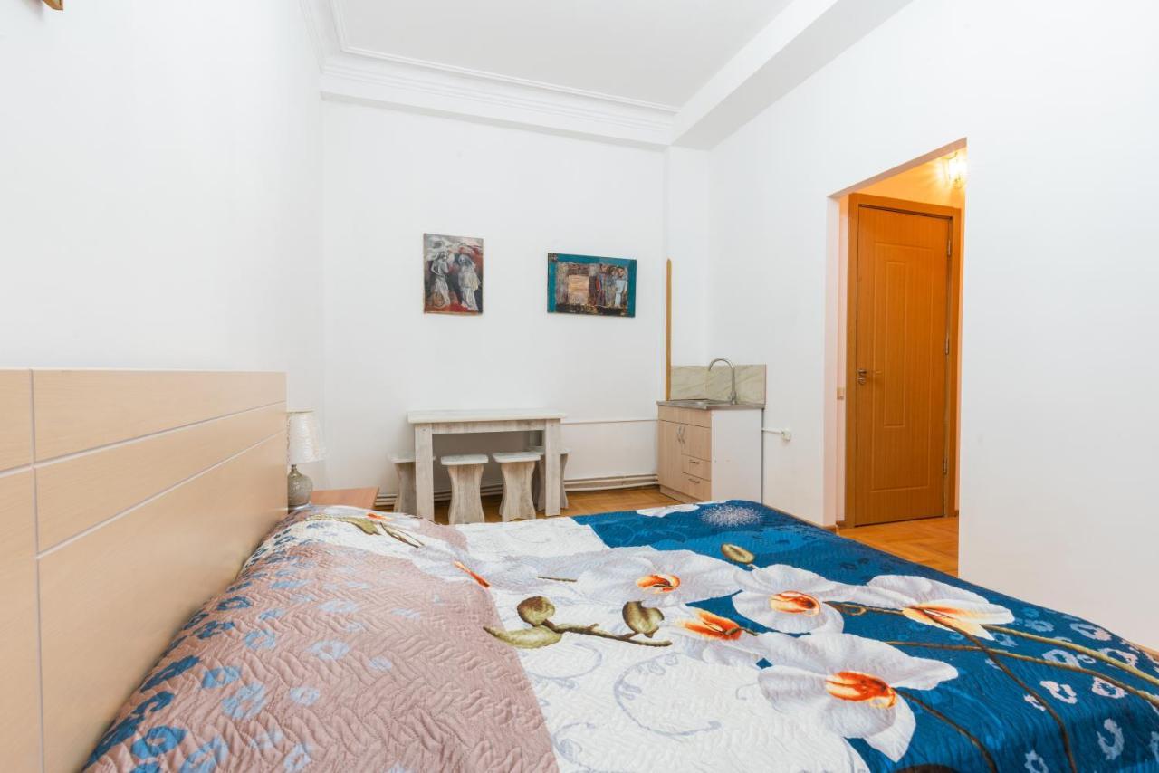 Center 4 You Hotel Тбилиси Екстериор снимка